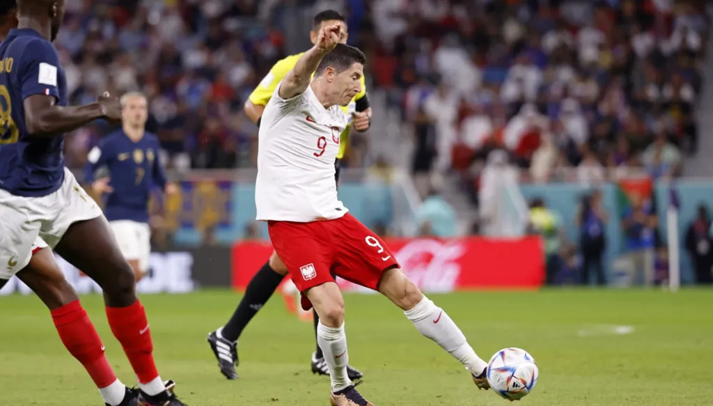 بصمة لا تُمحى... ليفاندوفسكي من ملاعب "بوندسليغا" إلى حافة التاريخ