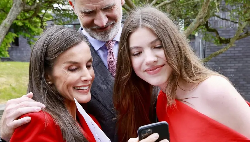 الملك فيليبي والملكة ليتيزيا يحتفلان بتخرّج ابنتهما إنفانتا صوفيا (صور)