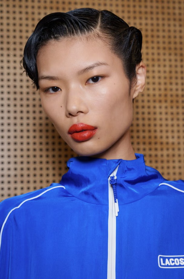 مكياج لاكوست لربيع وصيف 2026 من دون ماسكارا (انستغرام)