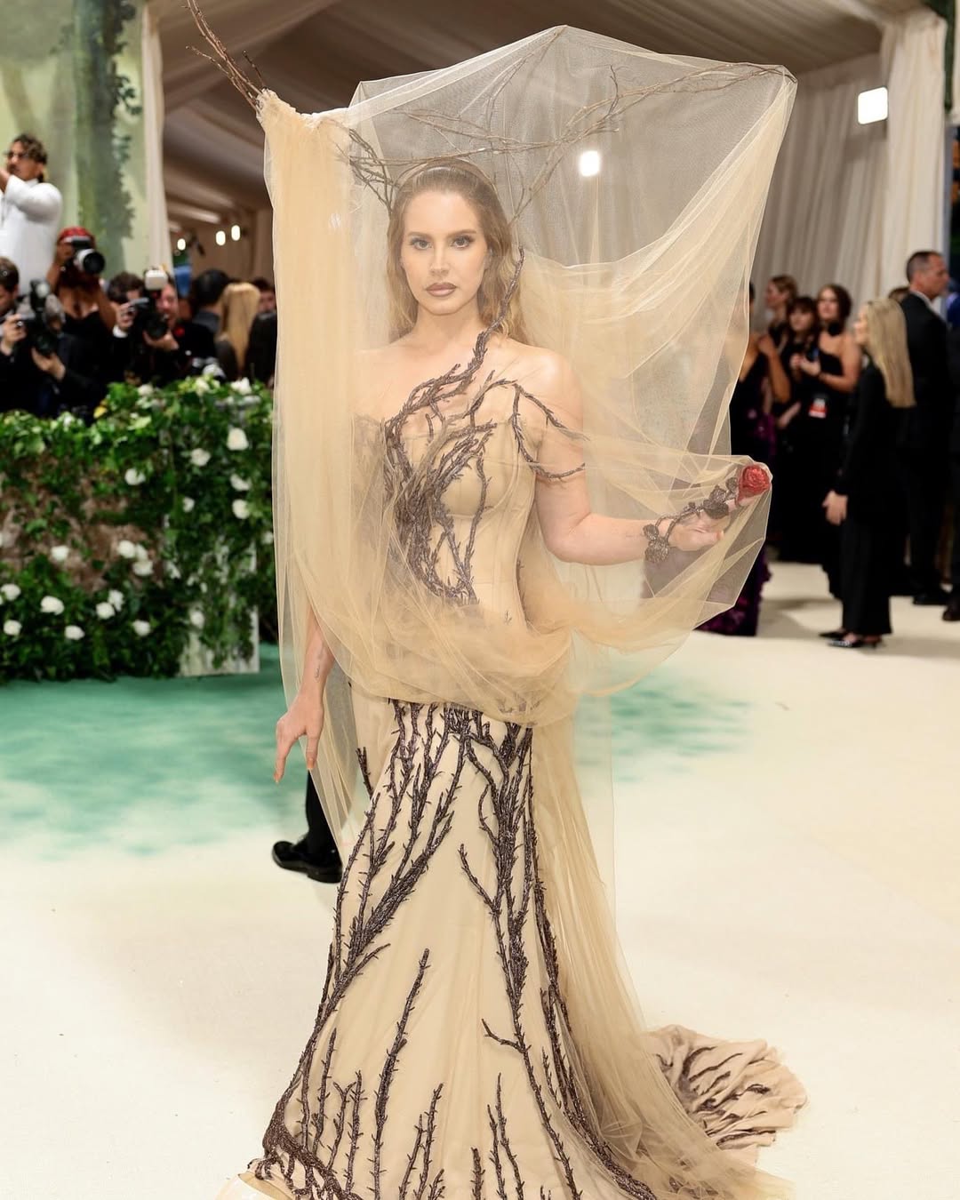 إطلالة لانا ديل راي في ميت غالا 2024 (إنستغرام)