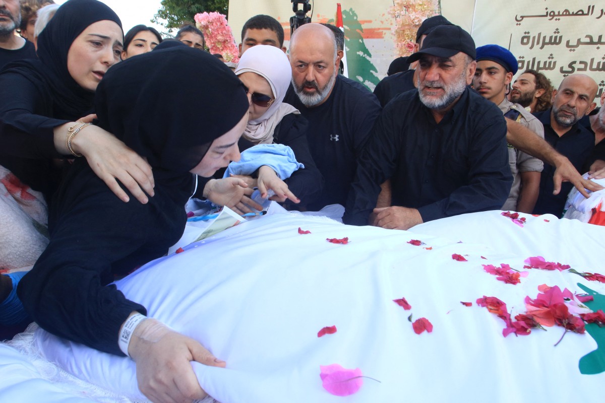 خلال تشييع ضحايا غارة إسرائيلية على بنت جبيل (أ ف ب)‏