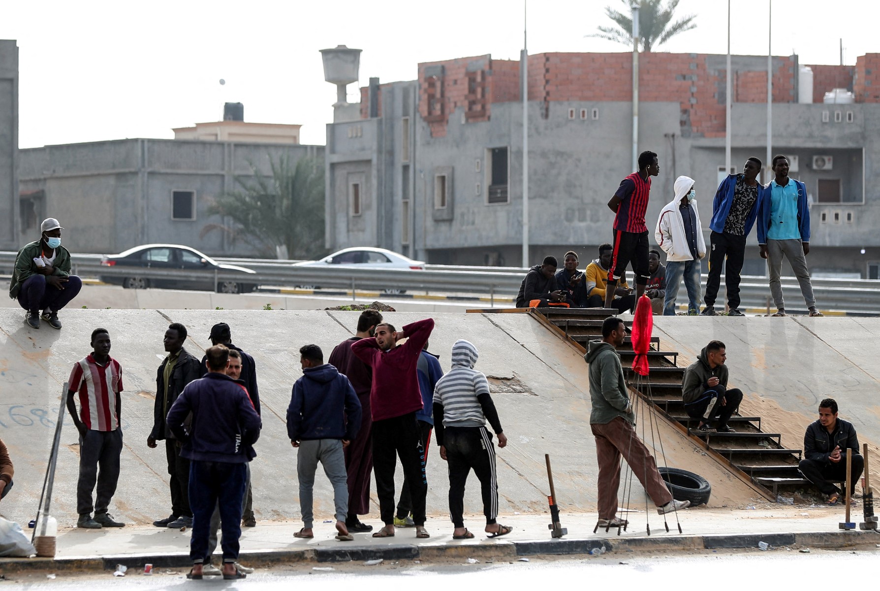 تؤدي البطالة بين صفوف اللاجئين إلى تفاقم التوترات الاجتماعية في بلاد اللجوء. (أ ف ب)