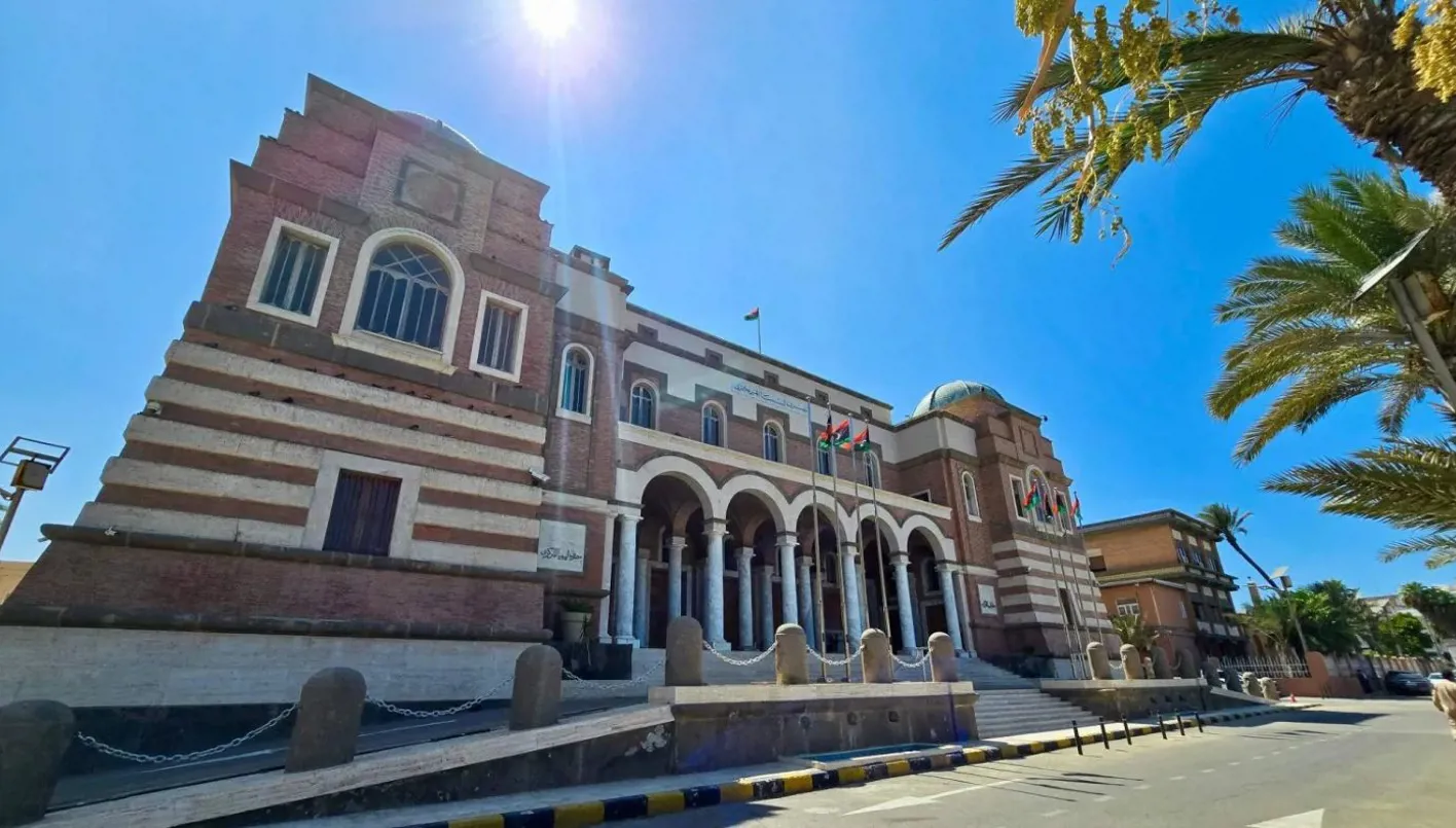 مصرف ليبيا المركزي يبحث معالجة نقص السيولة وتوسيع الدفع الإلكتروني