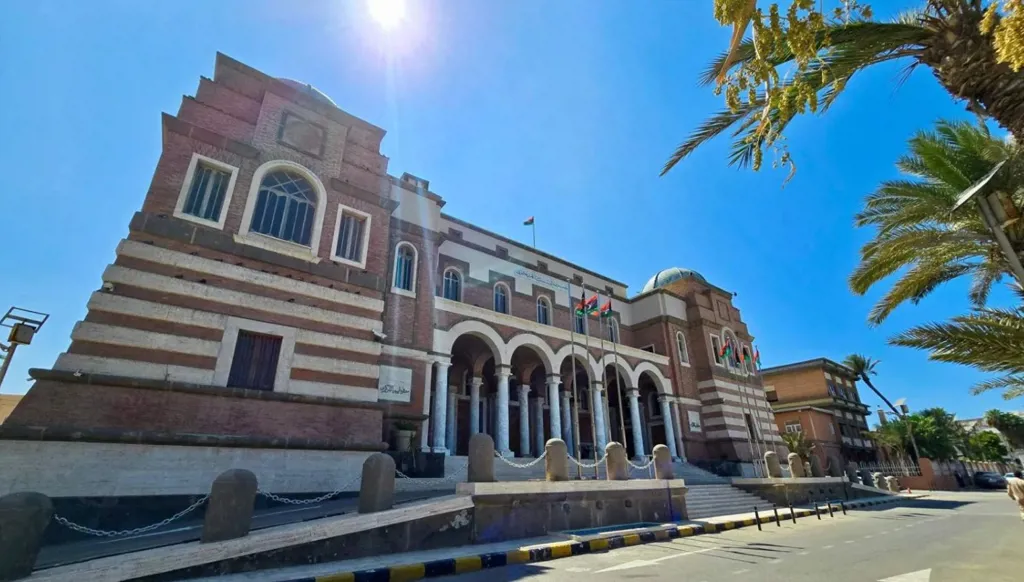مصرف ليبيا المركزي يبحث معالجة نقص السيولة وتوسيع الدفع الإلكتروني