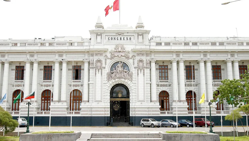 مطالبة بمعاقبة نائبة طلبت من مستشارها قص أظافر قدميها (صورة)