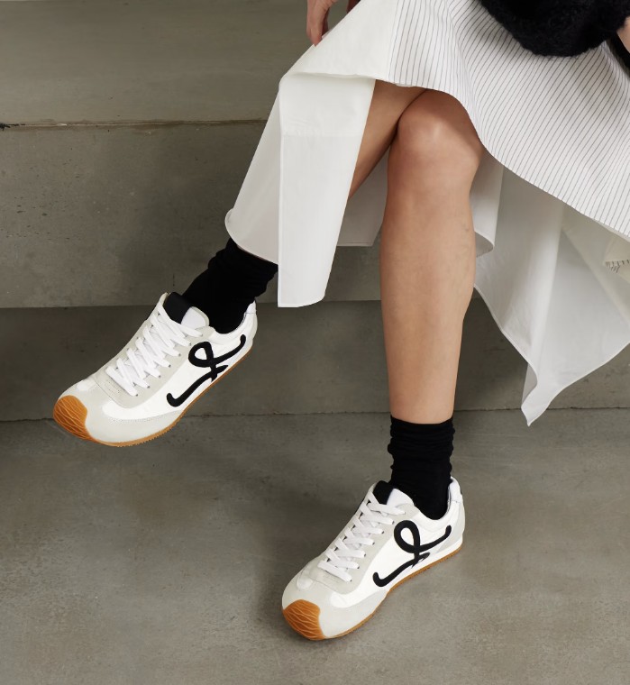 سنيكرز بتوقيع Loewe (من موقع لويفي الإلكتروني)