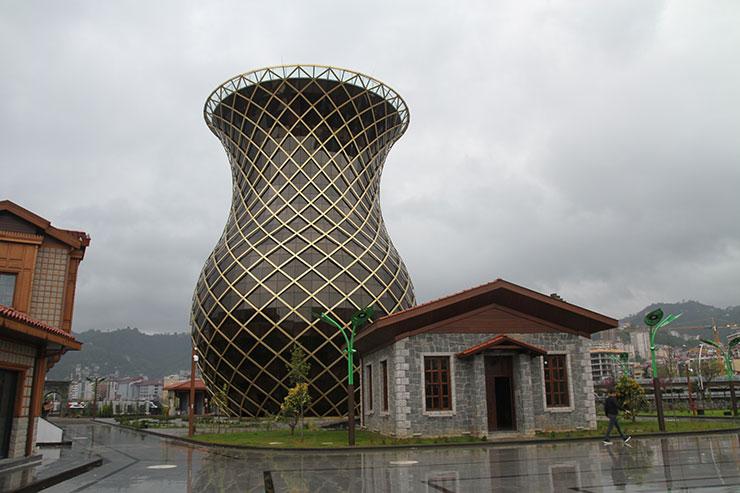 مبنى كأس الشاي الشهير في ريزا (Rize) شمال تركيا