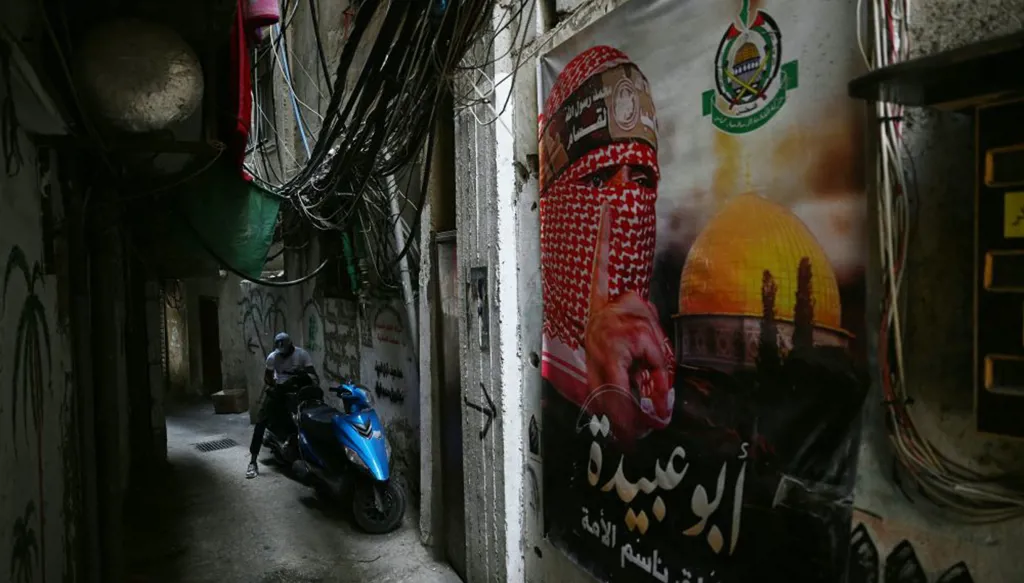 ما دقة الكلام عن نزوح قسري لقيادات فلسطينية من سوريا إلى لبنان؟