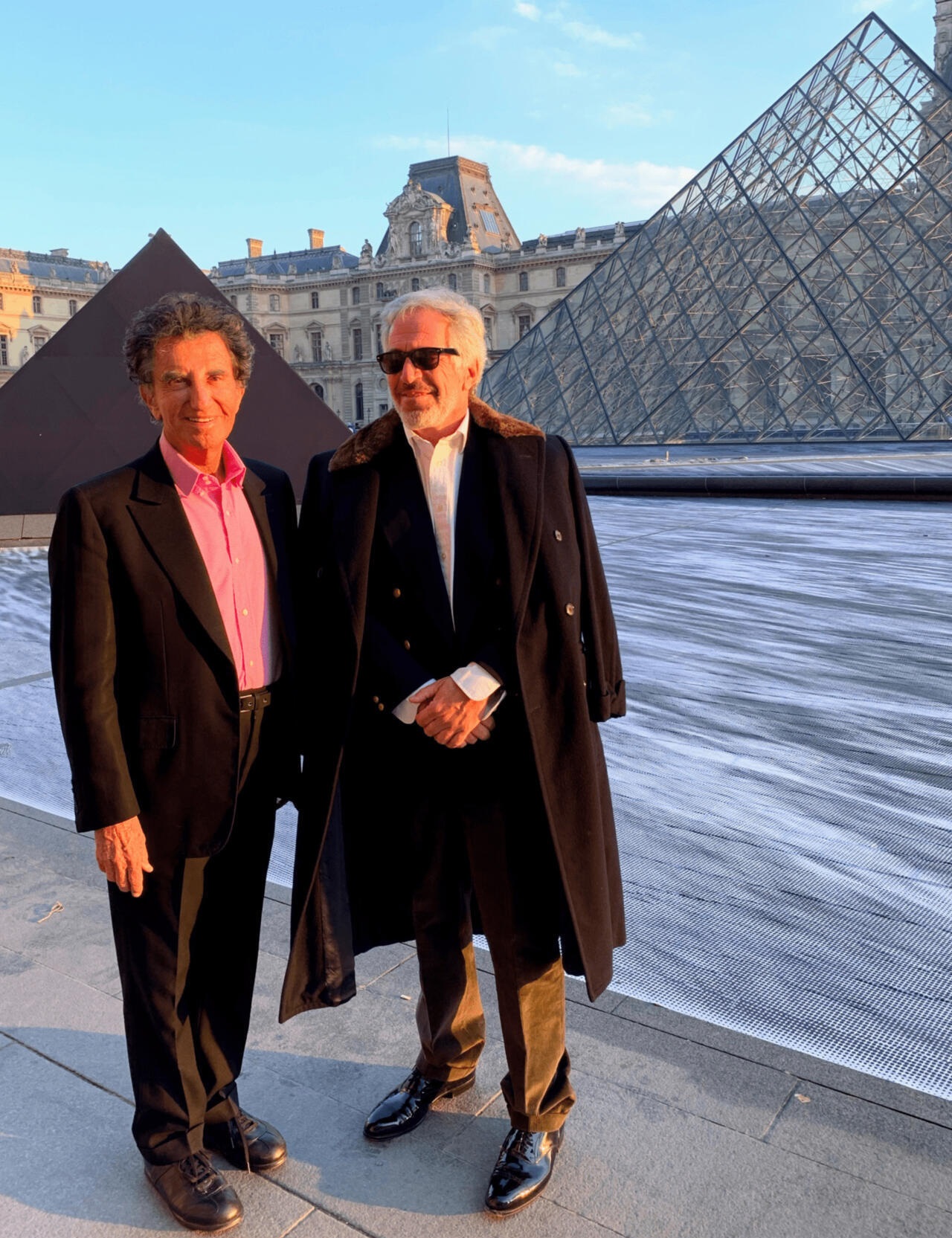 جاك لانغ مع جيفري إبستين في باريس. (الإدارة الأميركية)