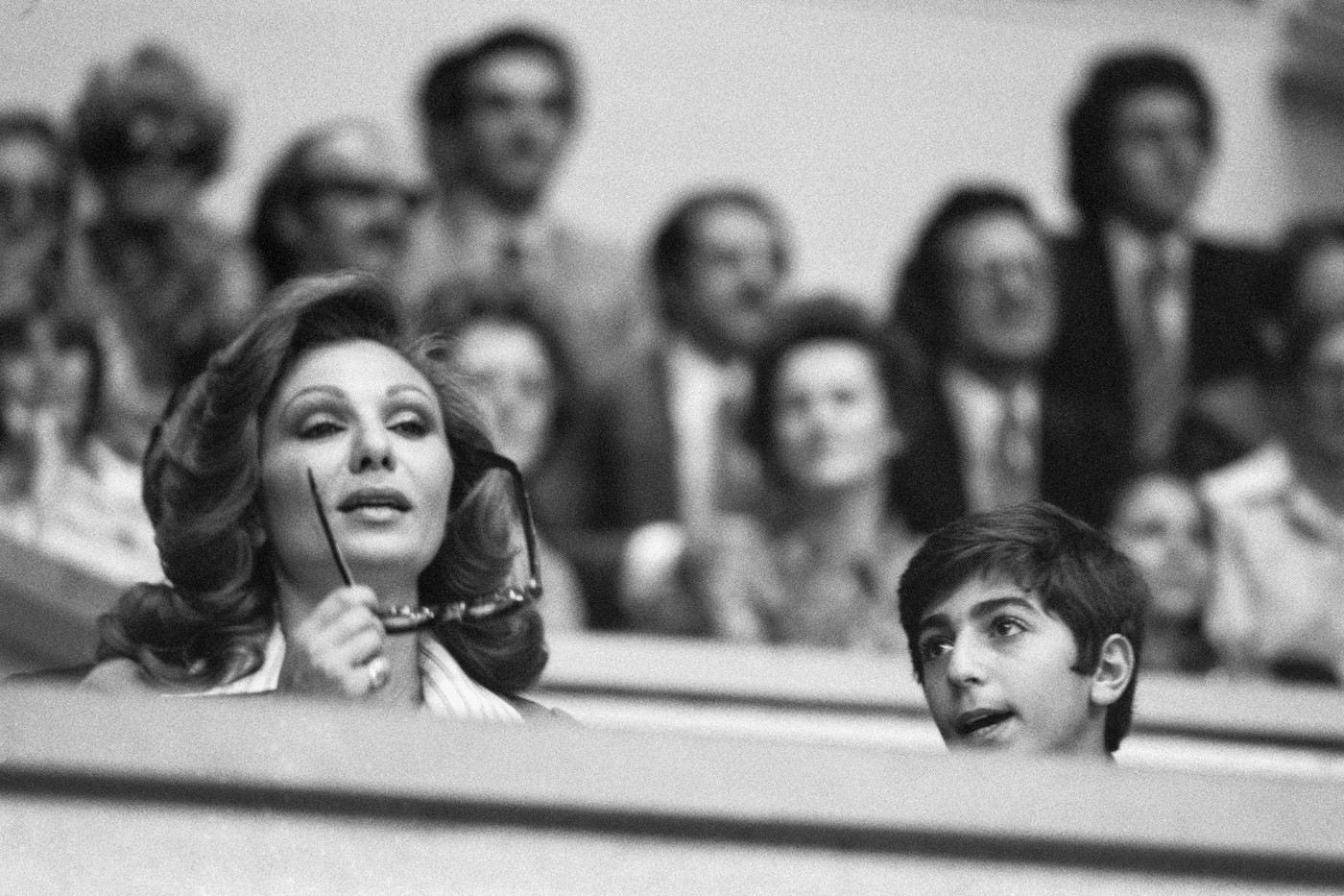 مع نجلها رضا بهلوي. (أ ف ب)