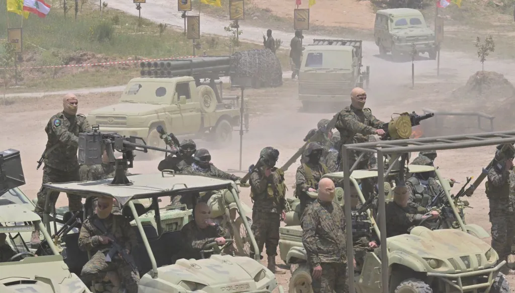 شيعة لبنان: بين تقديس السلاح والاعتراض الصامت