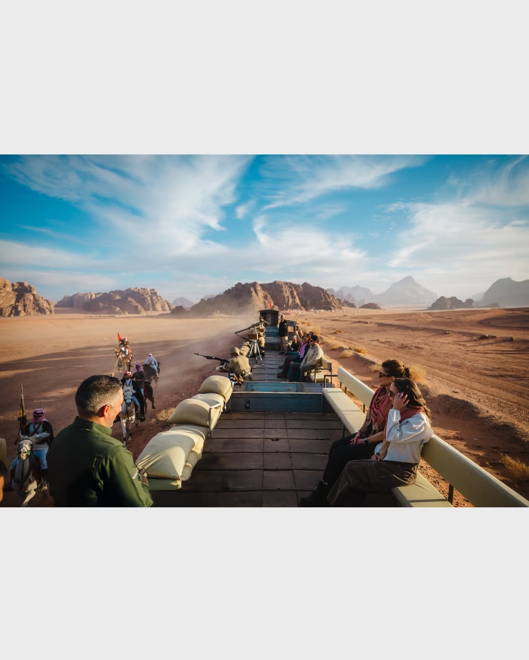 الملكة رانيا والاميرة سلمى بإطلالة ملكية كاجوال في وادي رام (انستغرام)