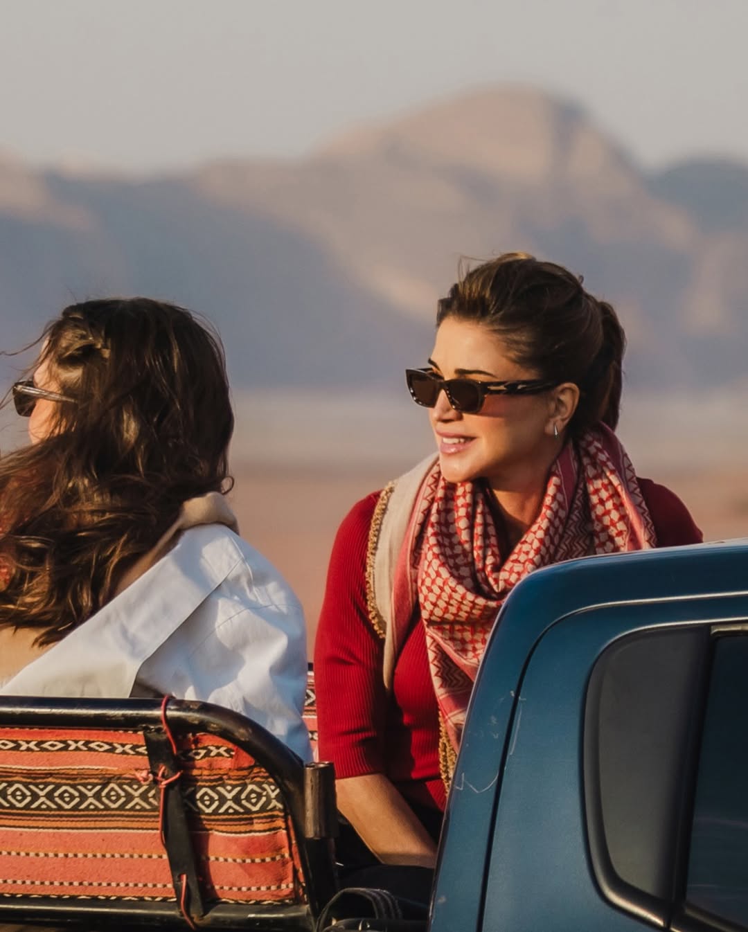 الملكة رانيا والاميرة سلمى بإطلالة ملكية كاجوال في وادي رام (انستغرام)