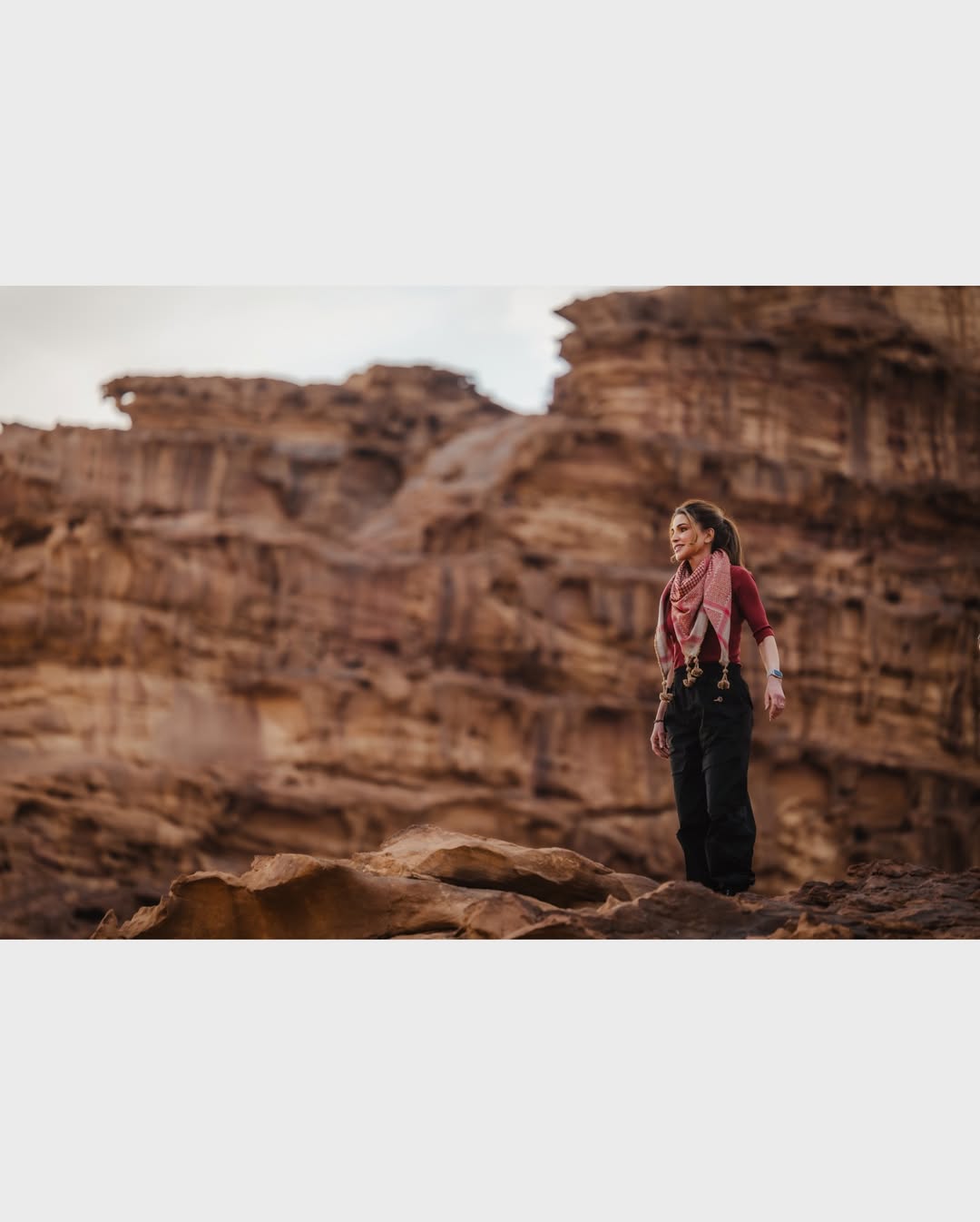 الملكة رانيا والاميرة سلمى بإطلالة ملكية كاجوال في وادي رام (انستغرام)