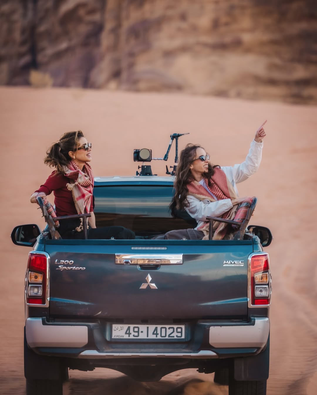 الملكة رانيا والاميرة سلمى بإطلالة ملكية كاجوال في وادي رام (انستغرام)