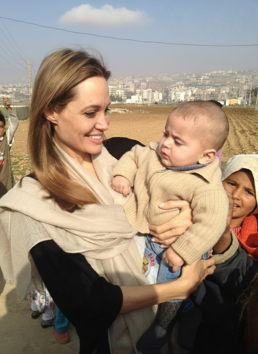 مع طفل سوري في مخيّم قرب سهل البقاع عام 2014. (النهار)