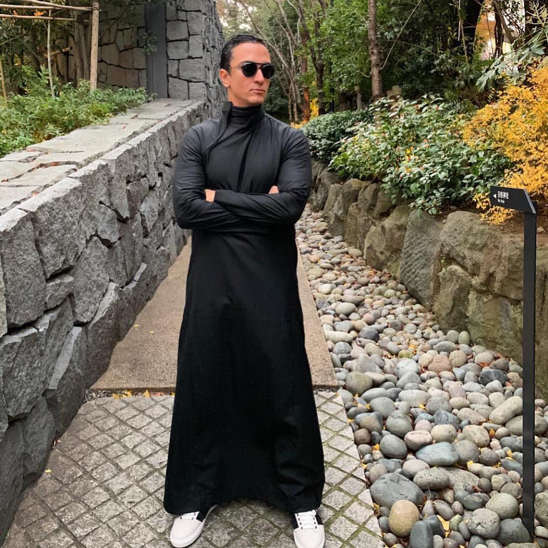 حاتم العقيل في ثوب من تصميمه (من مكتب حاتم العقيل الاعلامي)