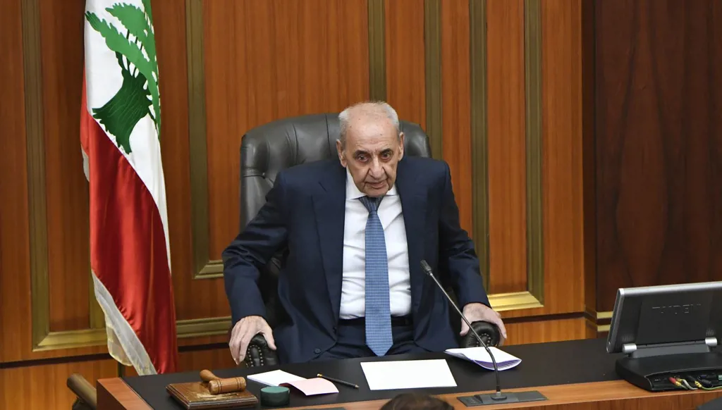 برّي يمسك بإدارة الجلسات بقفشاته وحضوره المزمن   النظام الداخلي يجيز للنواب لكن المونة لها دورها
