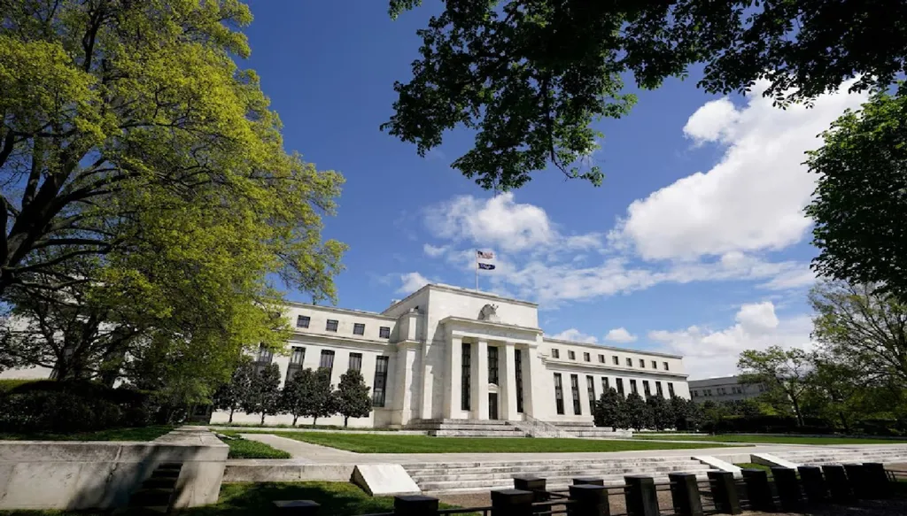 المركزي الأميركي يبقي أسعار الفائدة بين 3.50% و3.75% ﻿