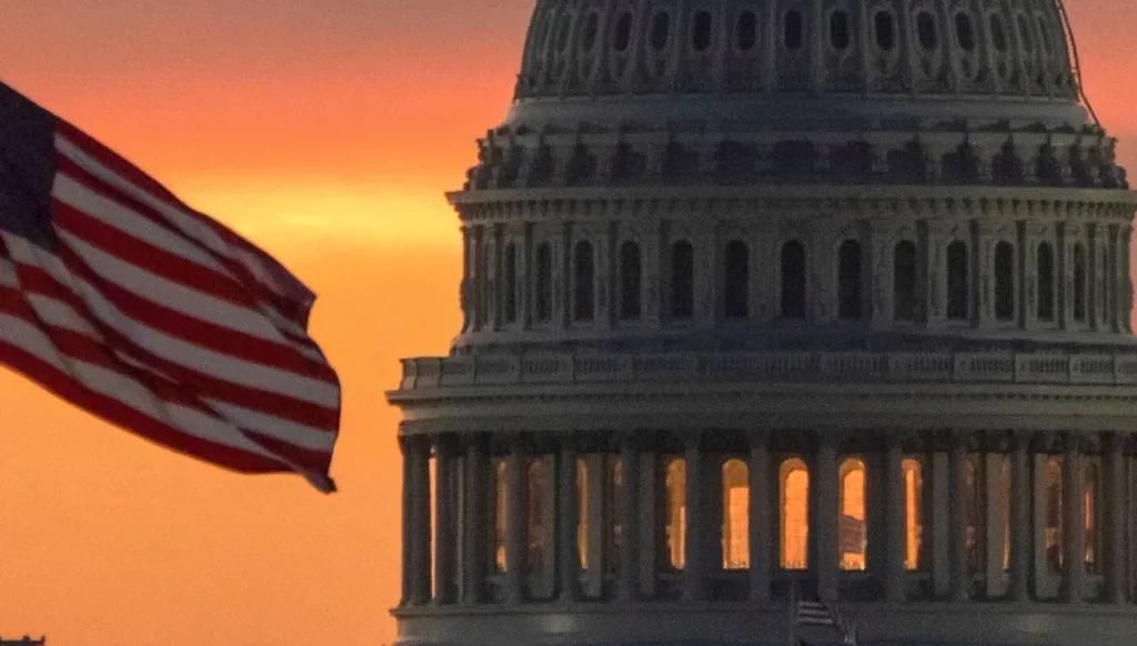 ترامب يقيّد عودة الموظفين الفيدراليين المفصولين