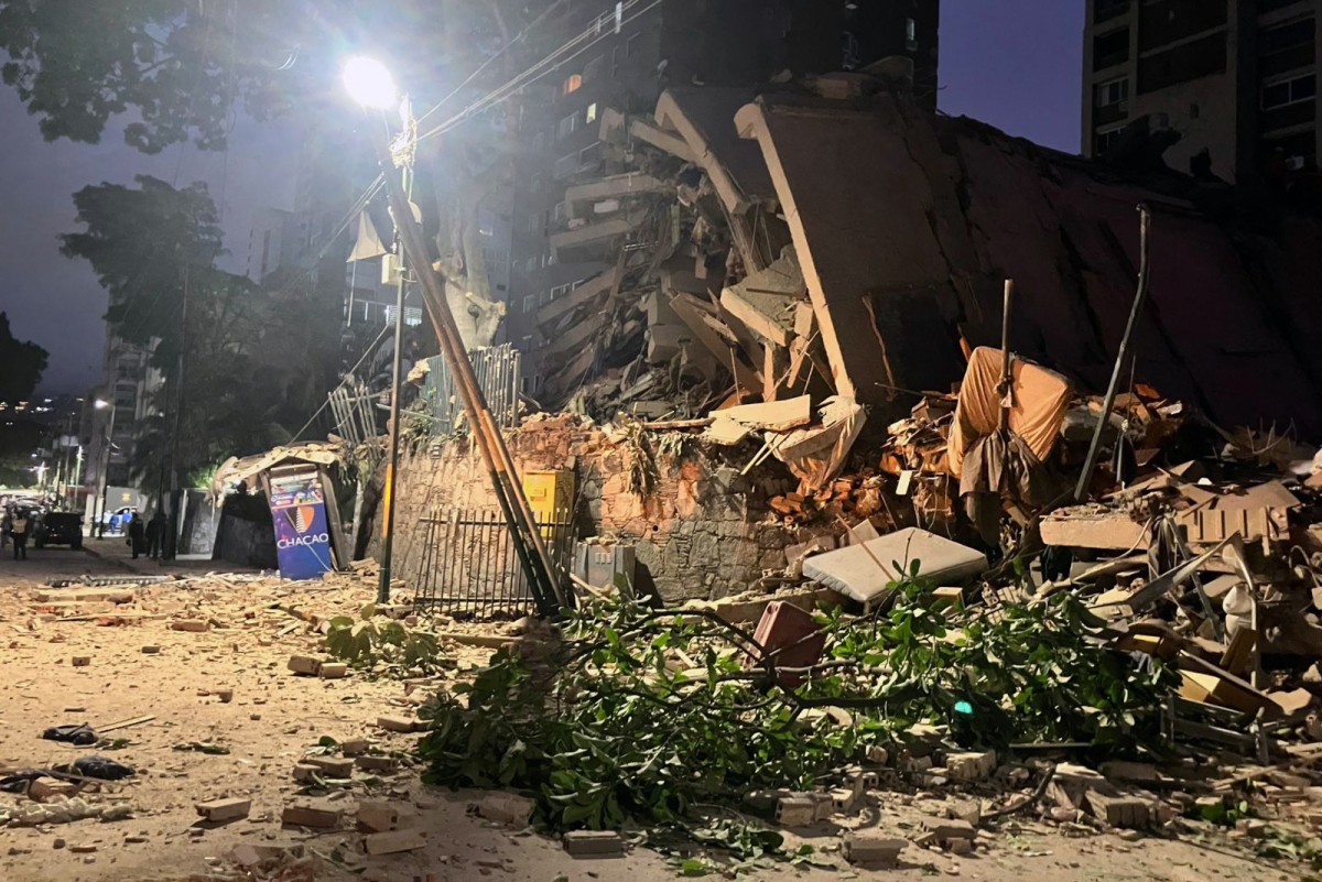 مبنى منهار عقب زلزال ضرب كاراكاس (أ ف ب)