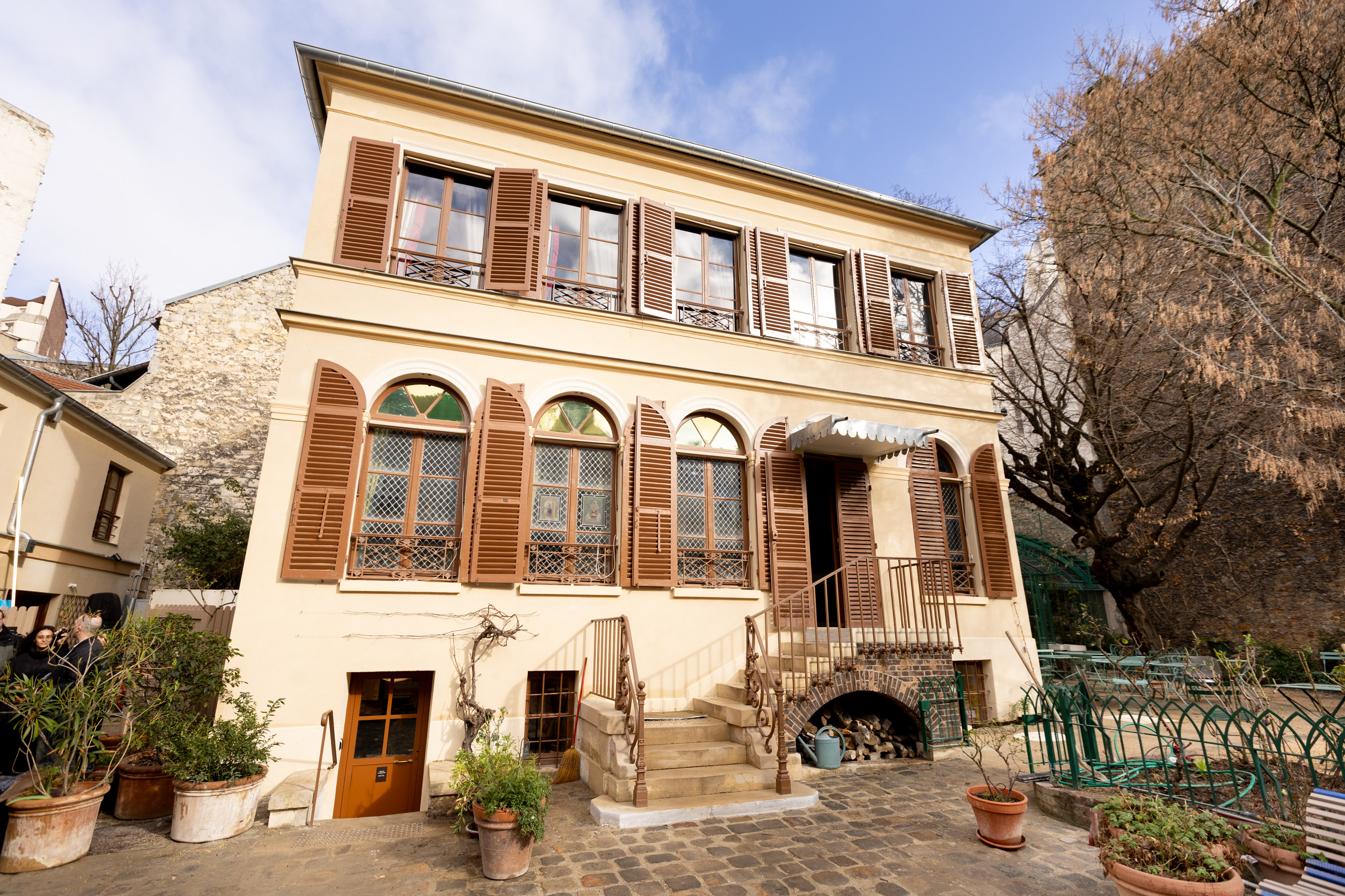 مبنى متحف الحياة الرومنطيقية وحديقته.