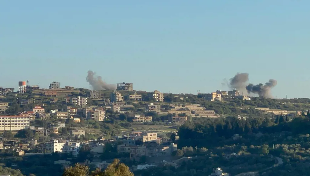 إسرائيل توسِّع دائرة الاستهداف خارج "الخط الأصفر"... ثلاث ضحايا على طريق شوكين - النبطية