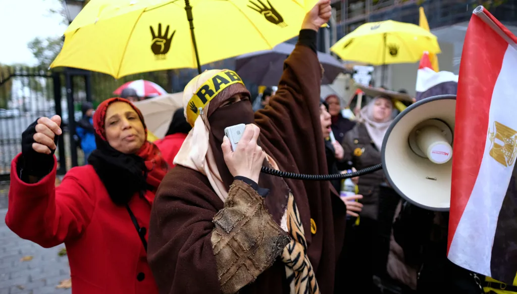 "الإسلام هو الحل"… شعار "ناري" منحسر يعود لواجهة السجالات بمصر مجدداً