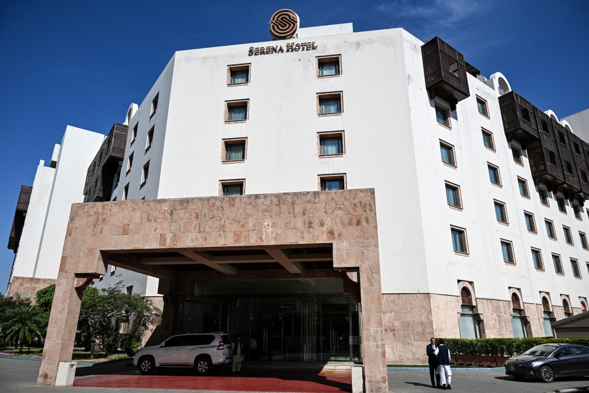 مدخل فندق سيرينا، وهو المكان الذي عقدت فيه إيران والولايات المتحدة محادثات سلام في وقت سابق في إسلام أباد (أ ف ب)