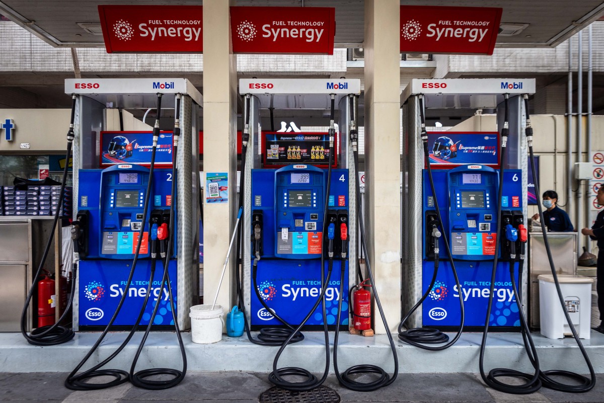 مضخات بنزين في محطة وقود في ماكاو، الصين في 27 آذار/مارس 2026 (أ ف ب)