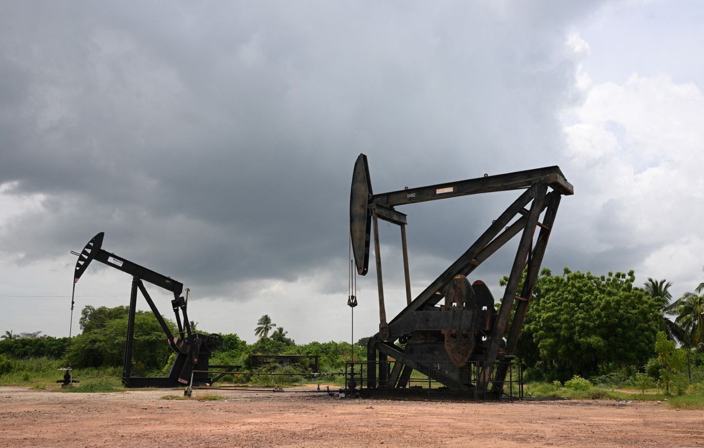 مضختا نفط في ماراكايبو بولاية زوليا الفنزويلية. (أ ف ب)