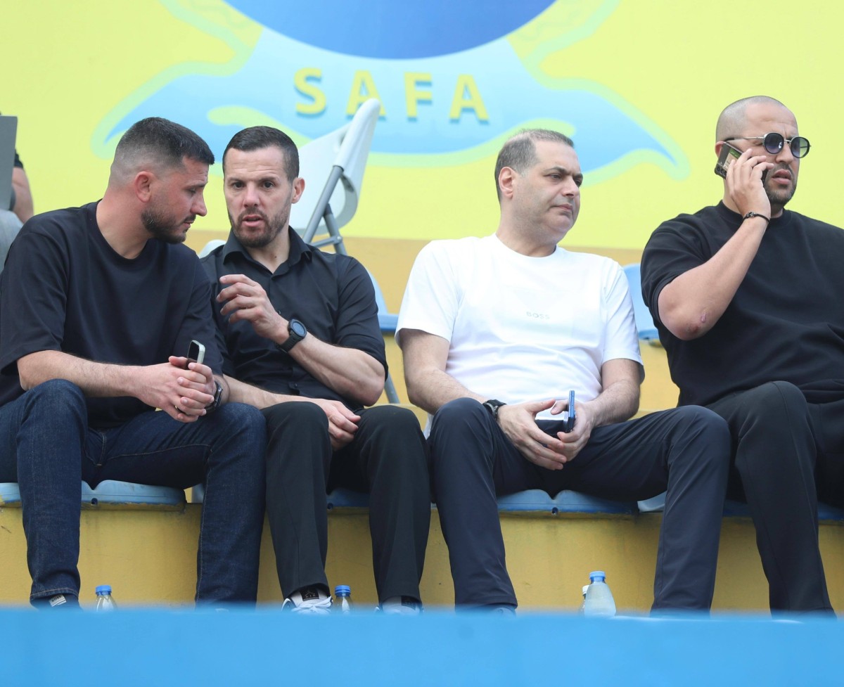 مدرب منتخب لبنان مجيد بوقرة وجهازه المعاون يتابعون إحدى المباريات.