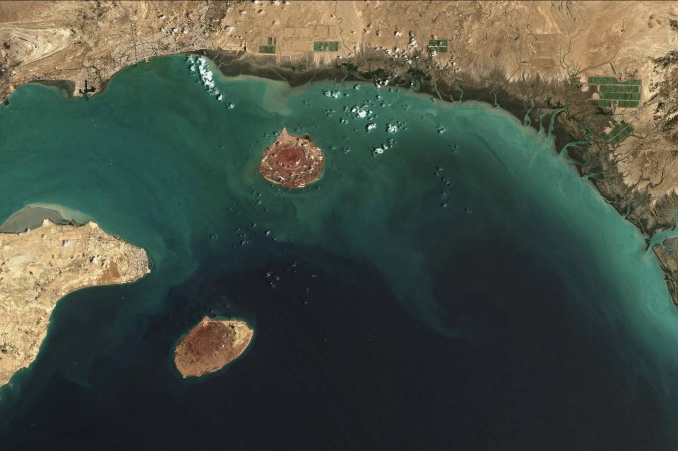 مضيق هرمز جغرافياً. (أ ف ب)