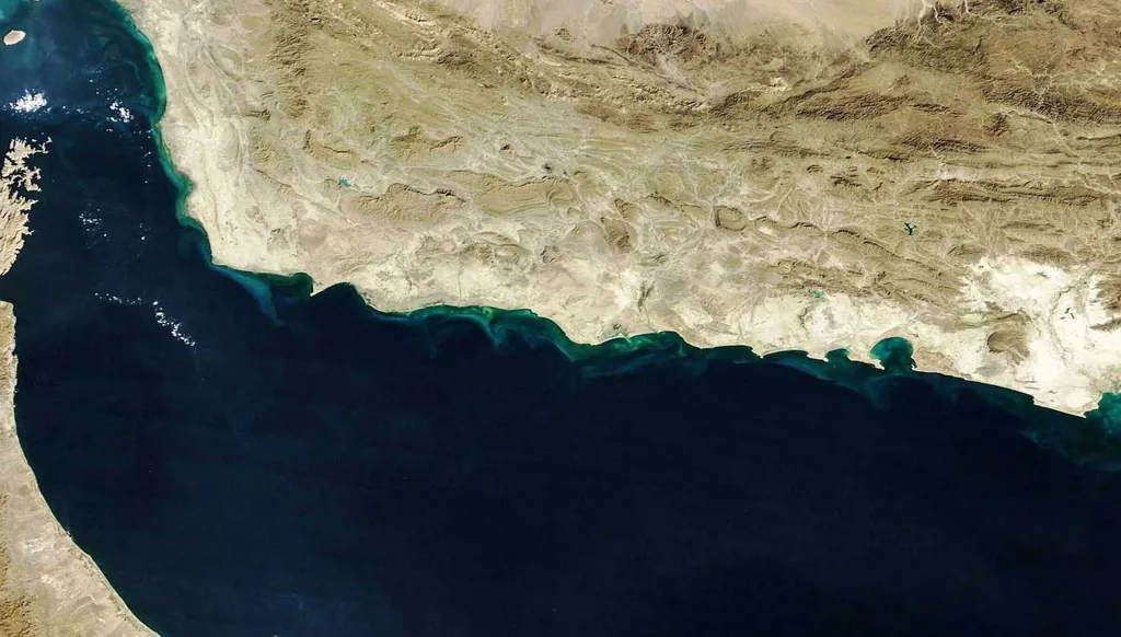 توجيهات أميركية للسفن العابرة لمضيق هرمز