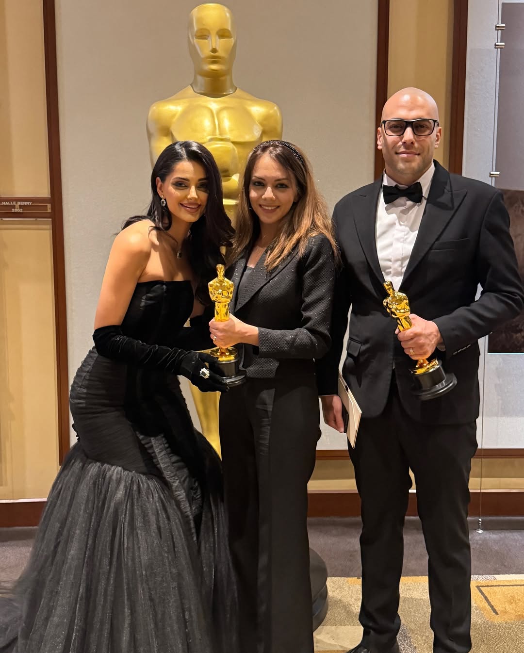 ماهلاغا جابري مع المخرجين حسين ملايمي وشيرين سوهاني بعد فوزهما بجائزة الأوسكار لأفضل فيلم أنیمیشن قصير