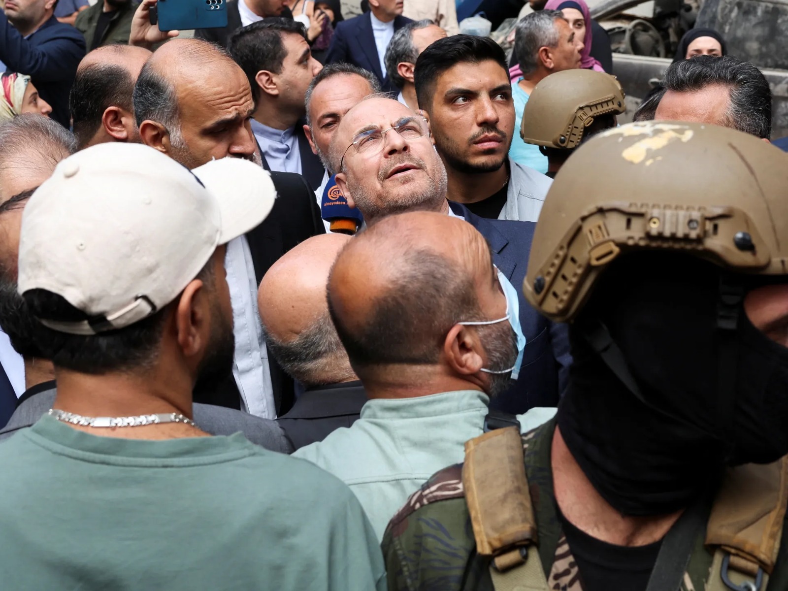 محمد باقر قاليباف يتفقد موقعاً قصفته إسرائيل في زيارة لبيروت في تشرين الأول/أكتوبر 2024 (رويترز)