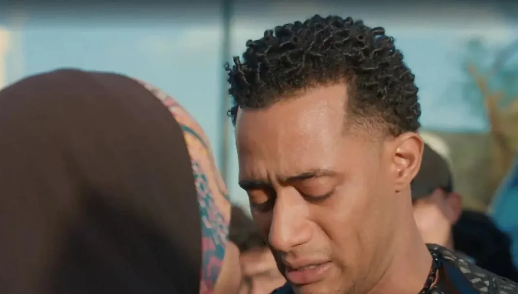 محمد رمضان في نوبة بكاء تأثراً مع سيدة عجوز (فيديو)