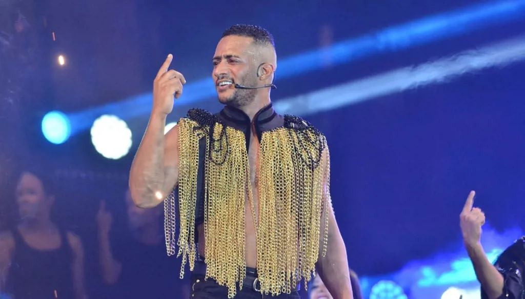 حقيقة سقوط محمد رمضان عن المسرح (فيديو)