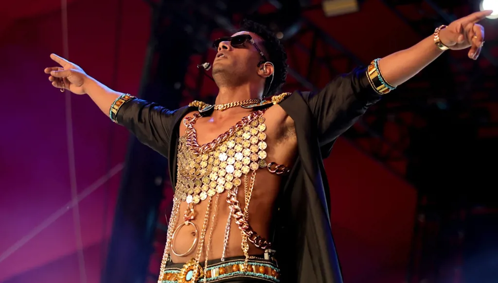 محمد رمضان يسخر بملابس عملاقة وغريبة من مهاجمي إطلالة "الراقصة الذهبية" (فيديو)