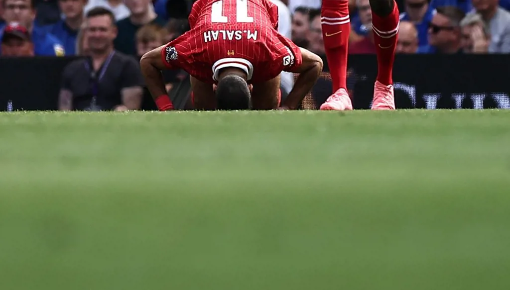 سلوت ينصح صلاح بتفضيل ليفربول على دوري روشن