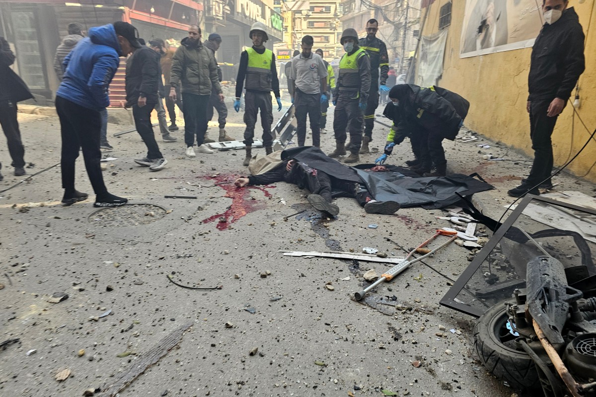 محتوى صادم - يقوم المسعفون الأوائل بتغطية جثة بعد غارة جوية إسرائيلية استهدفت حي بئر العبد في الضواحي الجنوبية للعاصمة اللبنانية بيروت في 9 آذار/مارس 2026 (أ ف ب)