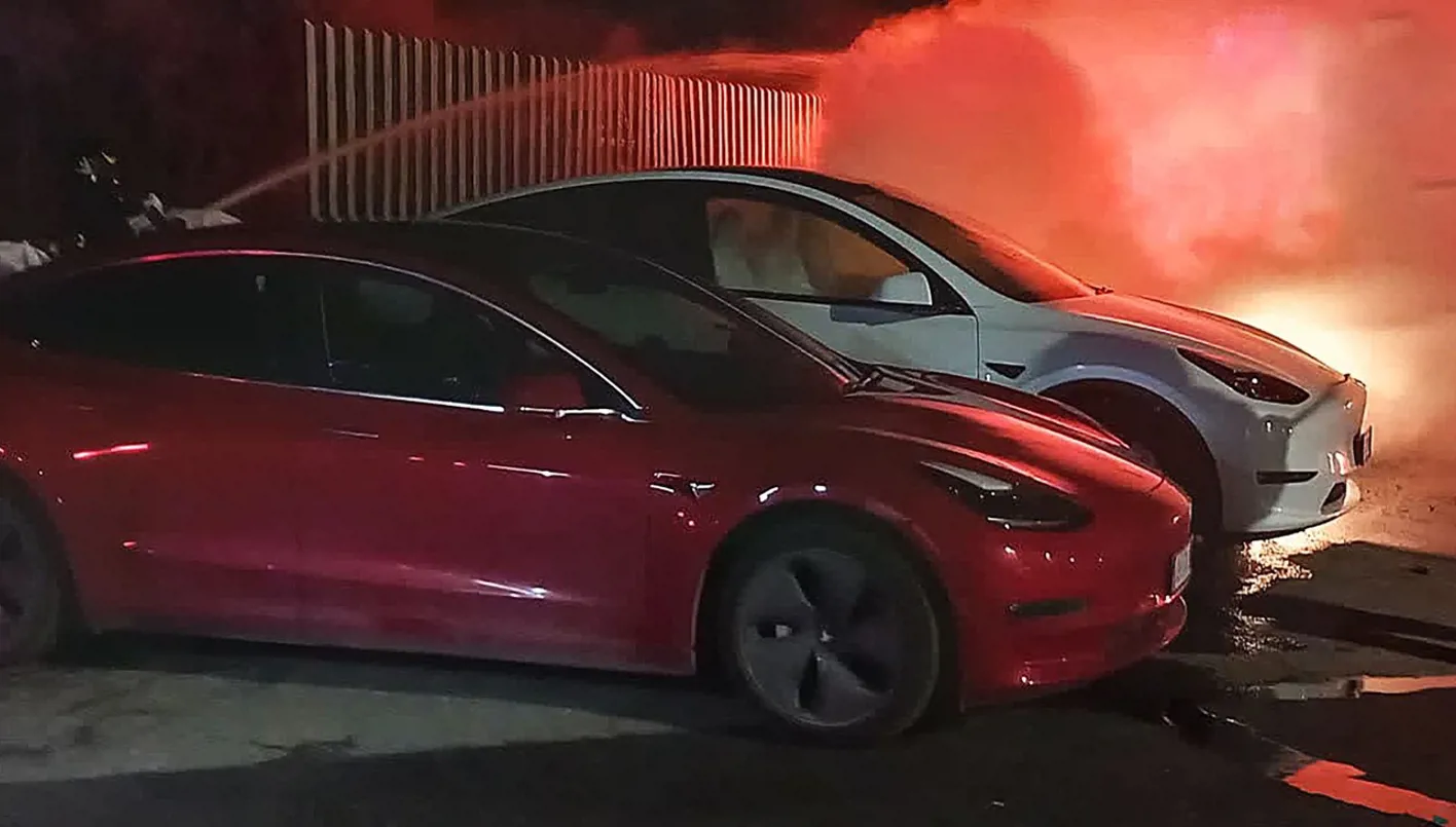 اندلاع حريق في معرض تسلا في روما يتسبّب في تدمير 17 مركبة