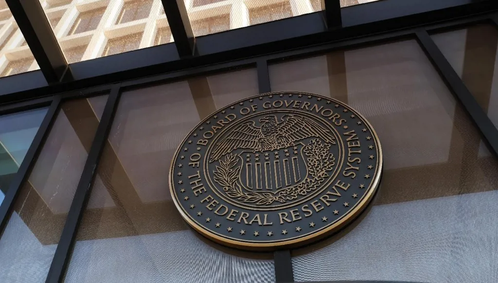 تثبيت الفائدة يقترب... الأسواق المالية بين التضخم والحروب واتجاه الذهب