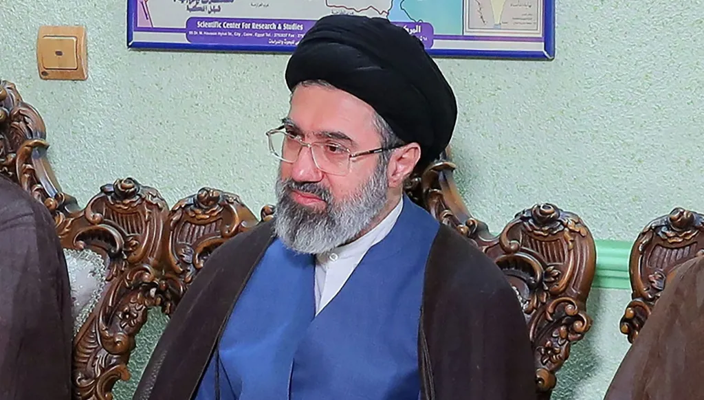 مجتبى مرشد الحرب وبوابة وقفها؟