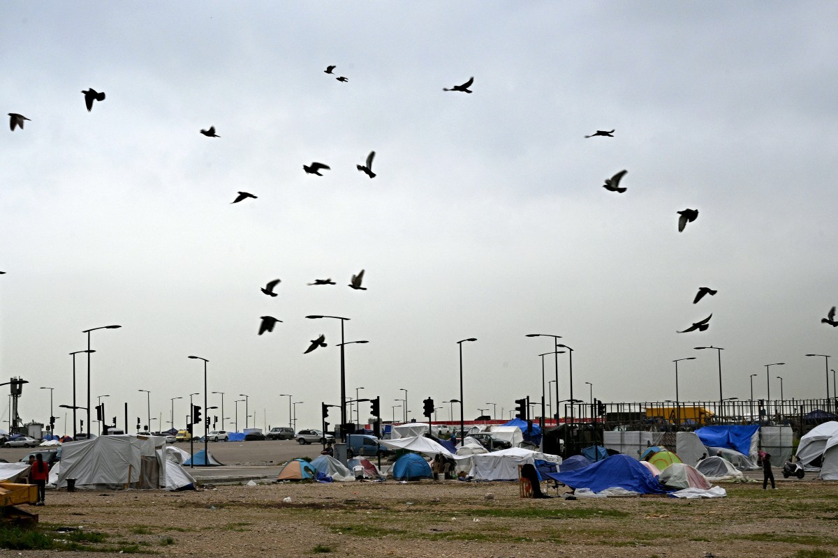 مخيم غير رسمي للنازحين على الواجهة البحرية لبيروت في 2 نيسان/أبريل 2026 (أ ف ب)
