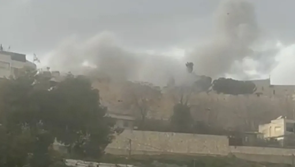 تركيز إيراني على استهداف مناطق وسط إسرائيل... وشظايا في محيط المسجد الأقصى