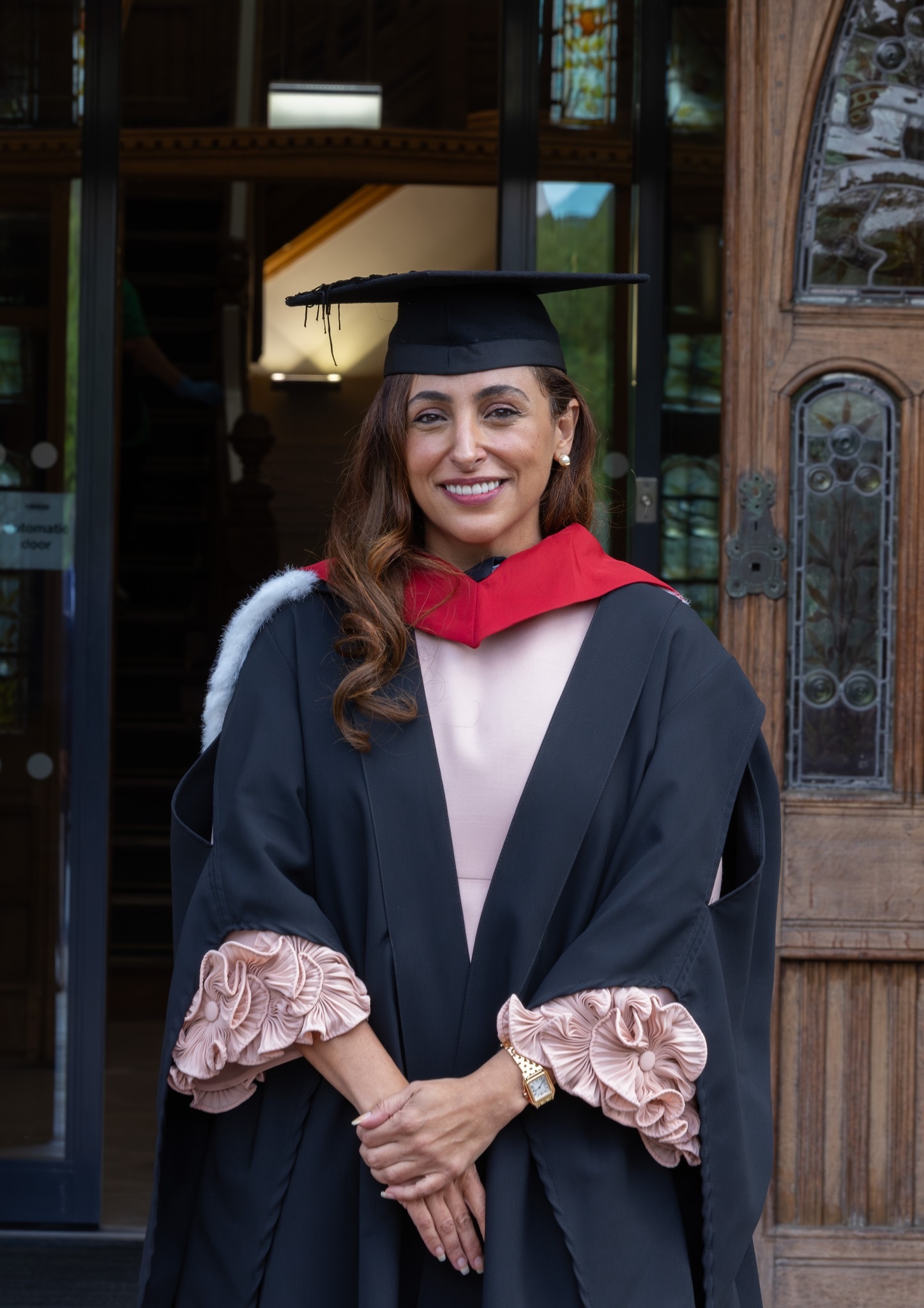 مكرّمة بأول لقب “أستاذ فخري“ تمنحه جامعة ليستر. (مكتب الشارقة الإعلامي)