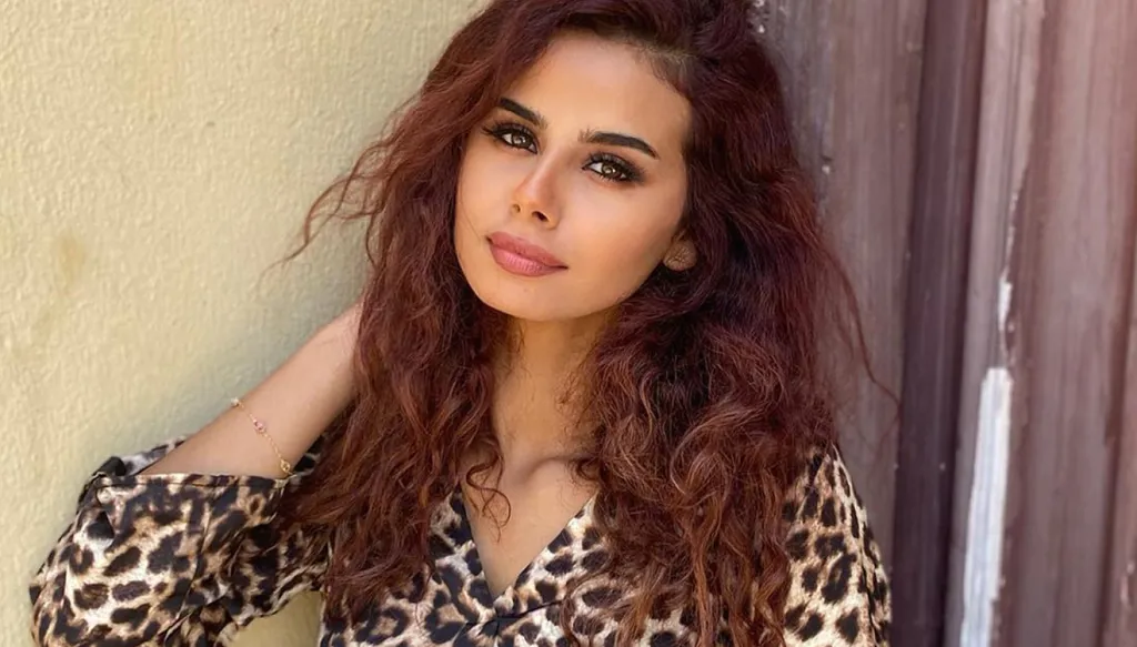 منة عرفة تعتذر من أشرف زكي وإلهام شاهين بسبب طلاقها الثالث