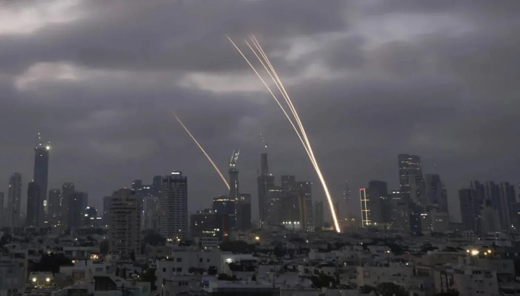 منظومة الدفاع الجوي الإسرائيلية تعترض صواريخ إيرانية فوق تل أبيب خلال حرب الـ 12 يوماً (وكالات)