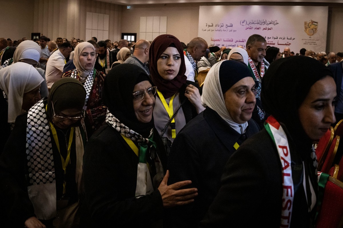 مندوبون ومندوبات خلال مؤتمر حركة فتح الثامن في مدينة رام الله بالضفة الغربية المحتلة في 14 أيار/مايو 2026 (أ ف ب)